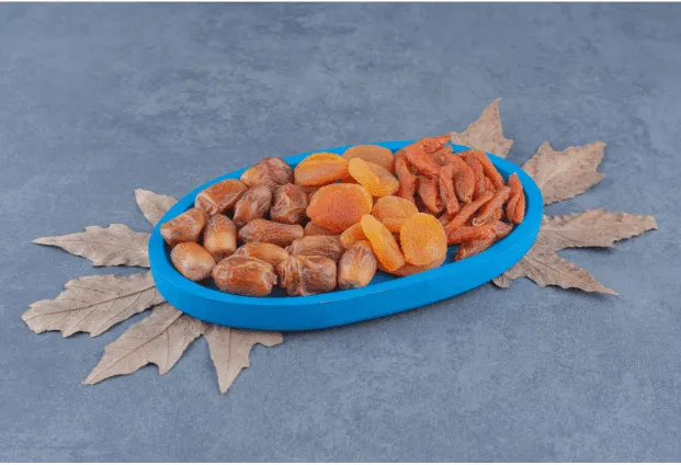 Building your own gift tray of dried fruits for your clients, friends, and family this holiday season