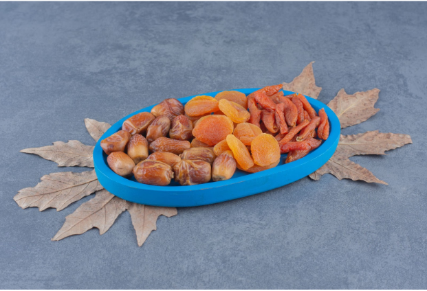 Building your own gift tray of dried fruits for your clients, friends, and family this holiday season
